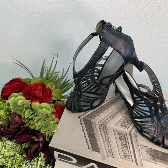 Aerosoles Heelrest Women's shoes in black /cut out design with a back zipper. - Picture 5 of 6